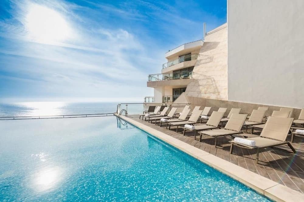 Santiago Hotel | Sesimbra Oceanfront Hotel | Ocean View Suite | Indoor & Outdoor Pools
