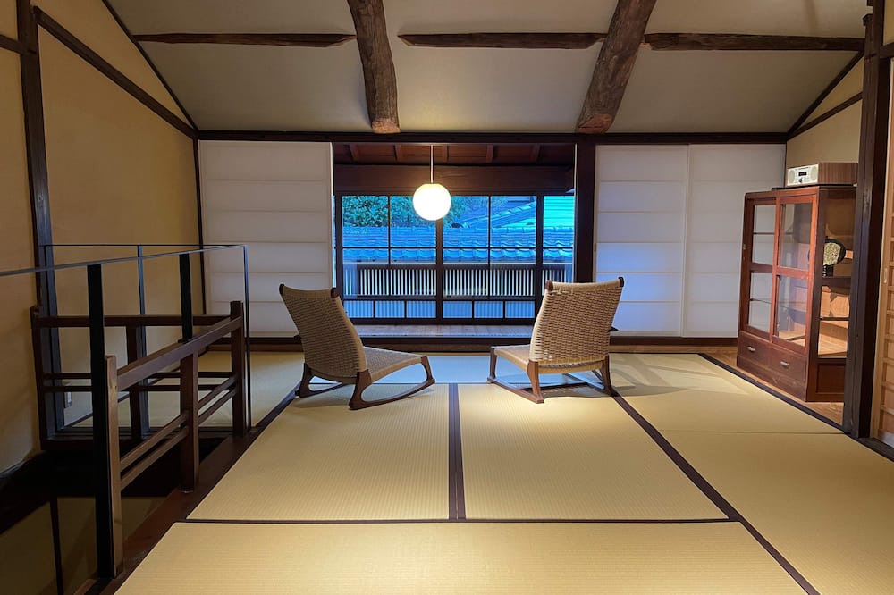 Obama Villa | One-room suite townhouse in an important traditional building preservation district with bedrock bath & open-air bath Please stay in the kitchen and projector.