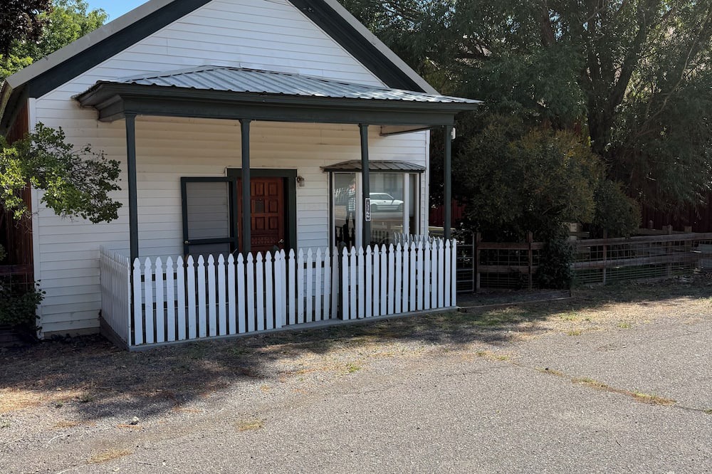 Eagleville House | Dog friendly 3-bedroom house with grassy fenced yard in charming Eagleville
