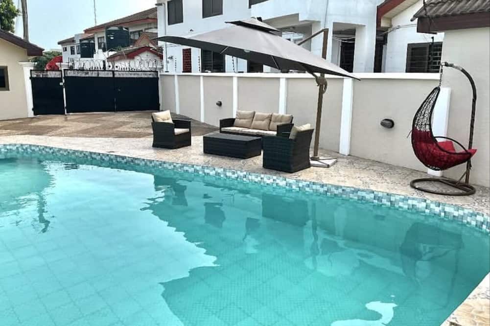 Accra Villa | Spacious 6-bedroom villa in charming Accra with AC