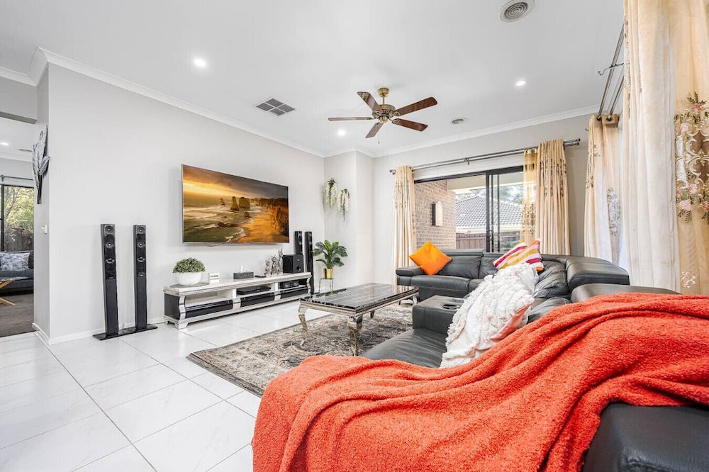 Chirnside Park House | Cloverlea Spacious 4BR Yarra Valley Getaway