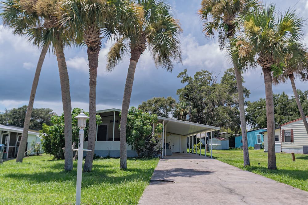 Edgewater House | Charming 2-bedroom house in Edgewater Florida boat ramp fishing pier and pool