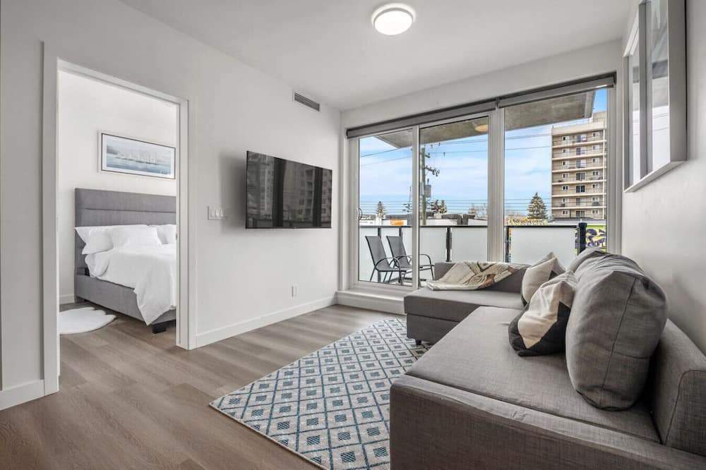 Sunnyside Apartment | Chic 1BR Kensington unit W/Free UG Parking