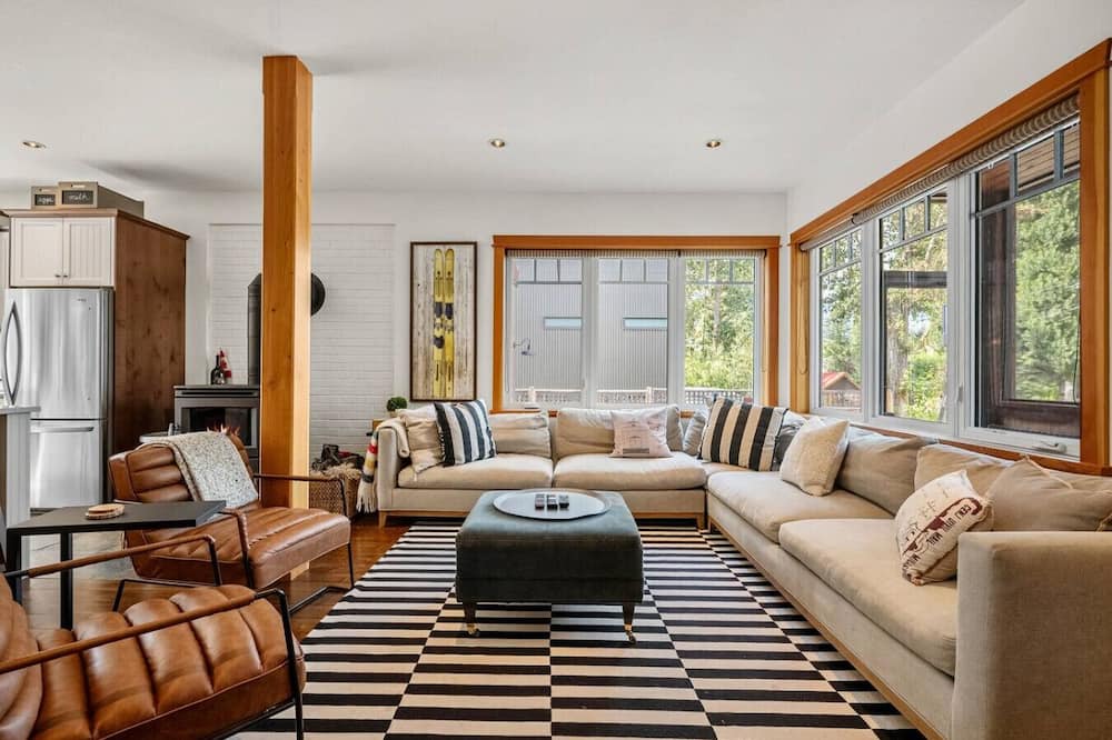 South Cambie Apartment | Ash & Iron | Lake | Hot Tub | Fire Pit | Gym | Yard