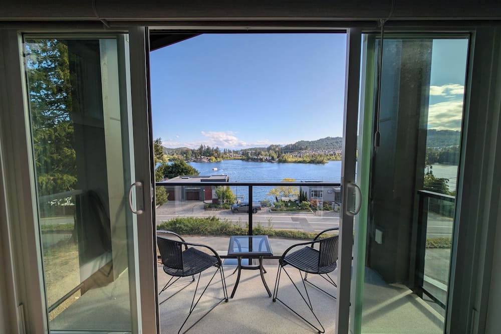 Langford House | Contemporary 3 bedroom retreat near Langford Lake, sleeps 6 guests, 2 full baths
