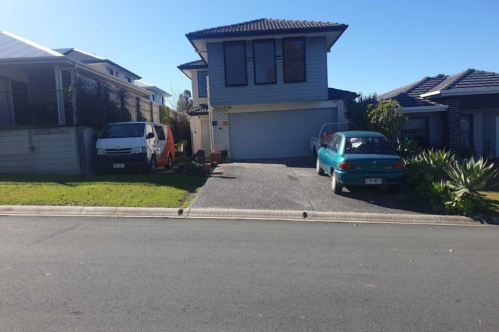 Yarrabilba House | 1 Bedroom + own shower & toilet - Yarrabilba 4207 QLD