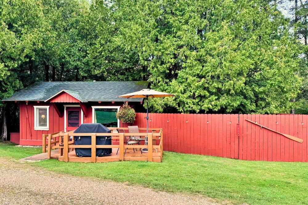 Trout Lake Cabin | Adorable Cabin #4 at Twin Cedars Resort in Trout Lake, MI with row boat and AC