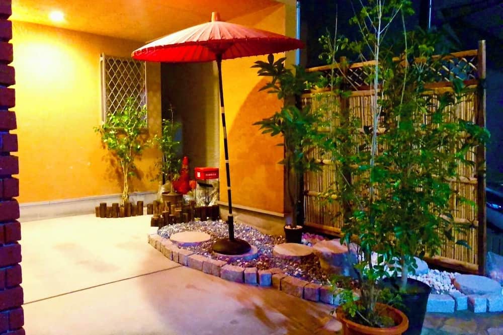 Hyakunincho House | Shinjuku 120 sq.m. house/3 min walk from JR Shin-Okubo station/2 bathrooms, 2 toilets, parking/10 min walk from Kabukicho