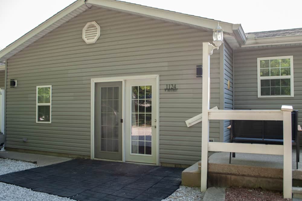 Fairview Park Apartment | Peaceful and charming apartment in Clinton, Indiana