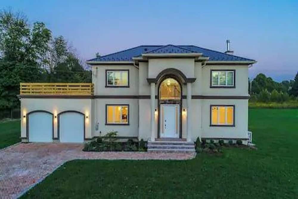 Warwick House | 4-bedroom house in charming Warwick with AC