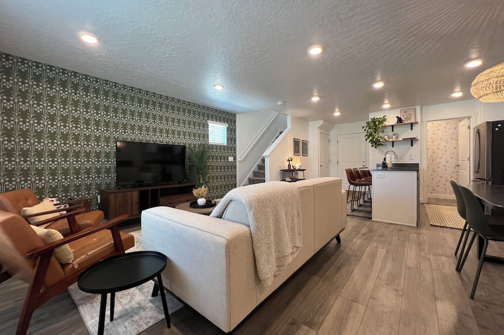 Layton House | Charming Layton Townhome. Cozy home near Hill AFB, Lagoon & Snow Basin.