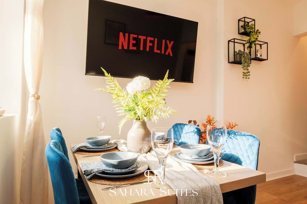 Cradley Heath House | Stylish 5BR - Monthly Stay - Parking