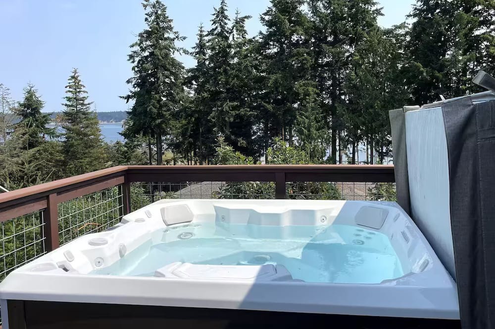 Adelma Beach House | Cozy loft with water view and saltwater hot tub