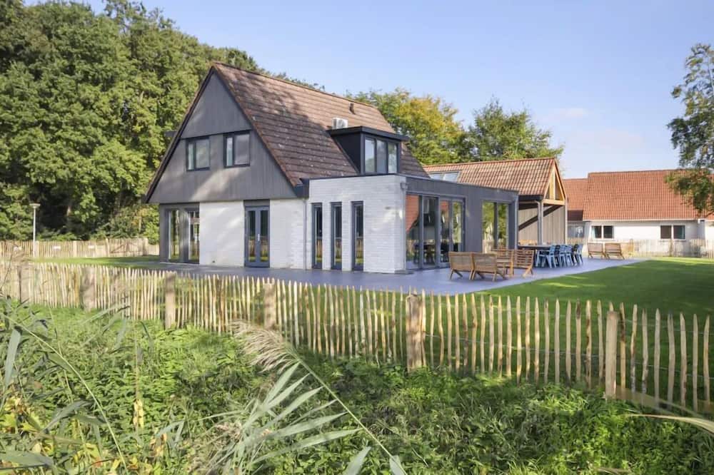 Gramsbergen House | Luxury 12-person villa with canal view, 6 bedrooms, 3 bathrooms, fenced garden and designer kitchen at Holiday Park ’t Hooge Holt.