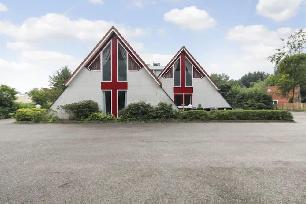 Gramsbergen House | Spacious 16-person group house with 6 bedrooms, 2 bathrooms, large kitchen and garden at park ’t Hooge Holt near Gramsbergen.