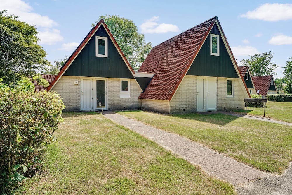Municipality of Hardenberg House | Spacious 10-person family house with 5 bedrooms, 2 bathrooms, full kitchen and large garden at holiday park ’t Hooge Holt.