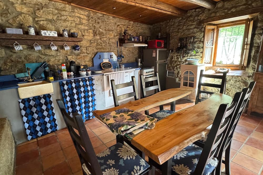 Cuevas de Vinayo House | Genciana, Cottage in the middle of the Leonese mountains (pet friendly)