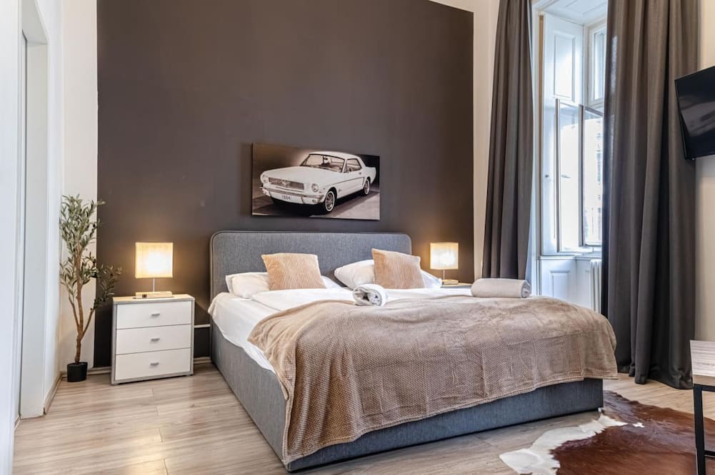 Mariahilf Hotel | Cozy Hotel Room with View | Mariahilferstr