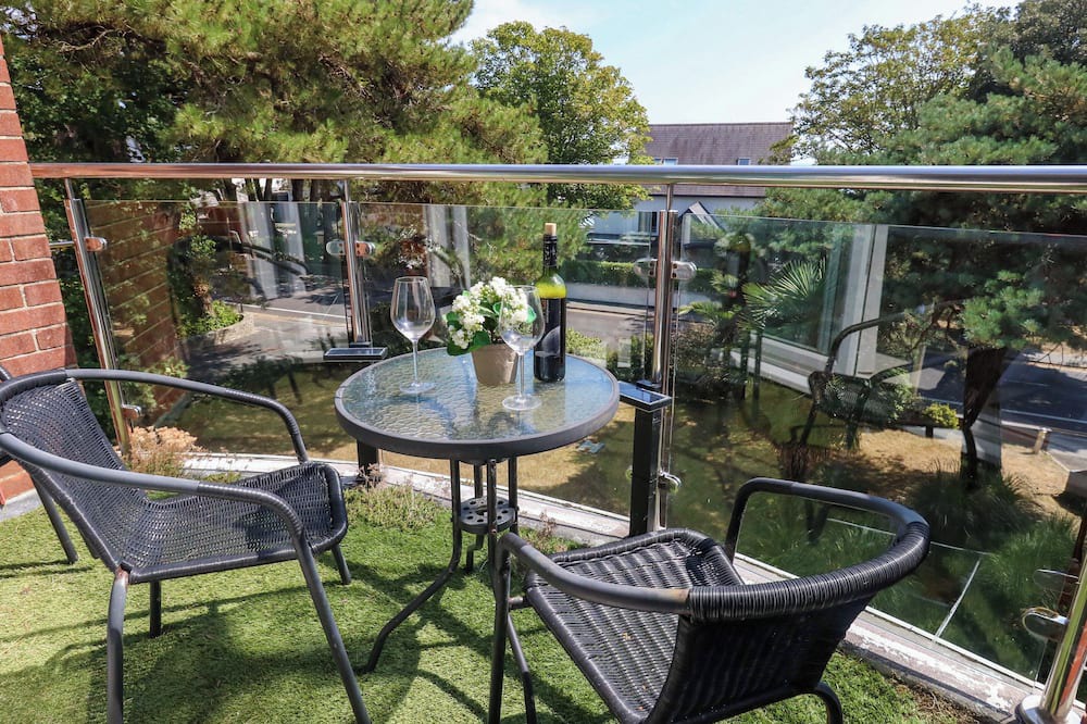Sandbanks Cottage | CASA AL MARE, pet friendly, character holiday cottage in Sandbanks