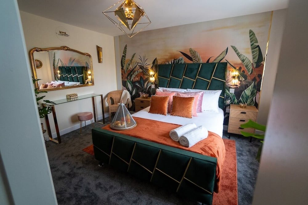 West Bromwich House | Luxury 5BR Home | Hot Tub | EV-Friendly Stay