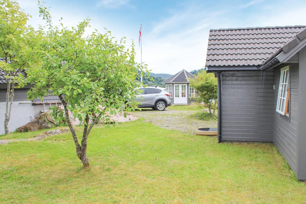 Fjaler House | Stunning home in Korssund with house a panoramic view