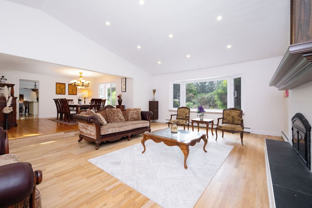 Surrey House | Spacious 5BR w/Pool & 5 Baths – Surrey Retreat