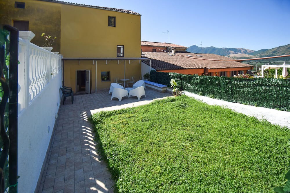 Venafro House | Nice home in Venafro with house a mountain view