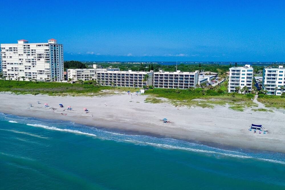 Cocoa Beach Hotel | Cozy hotel in lovely Cocoa Beach with fitness room, beautiful ocean front patio