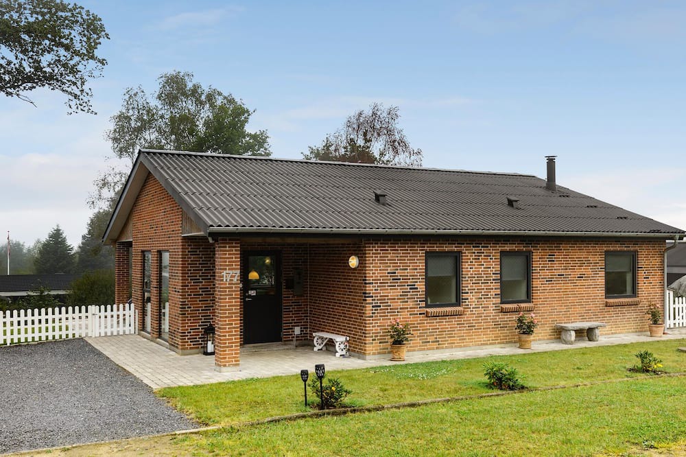 Farvang House | Nice home in Fårvang with outdoor swimming pool