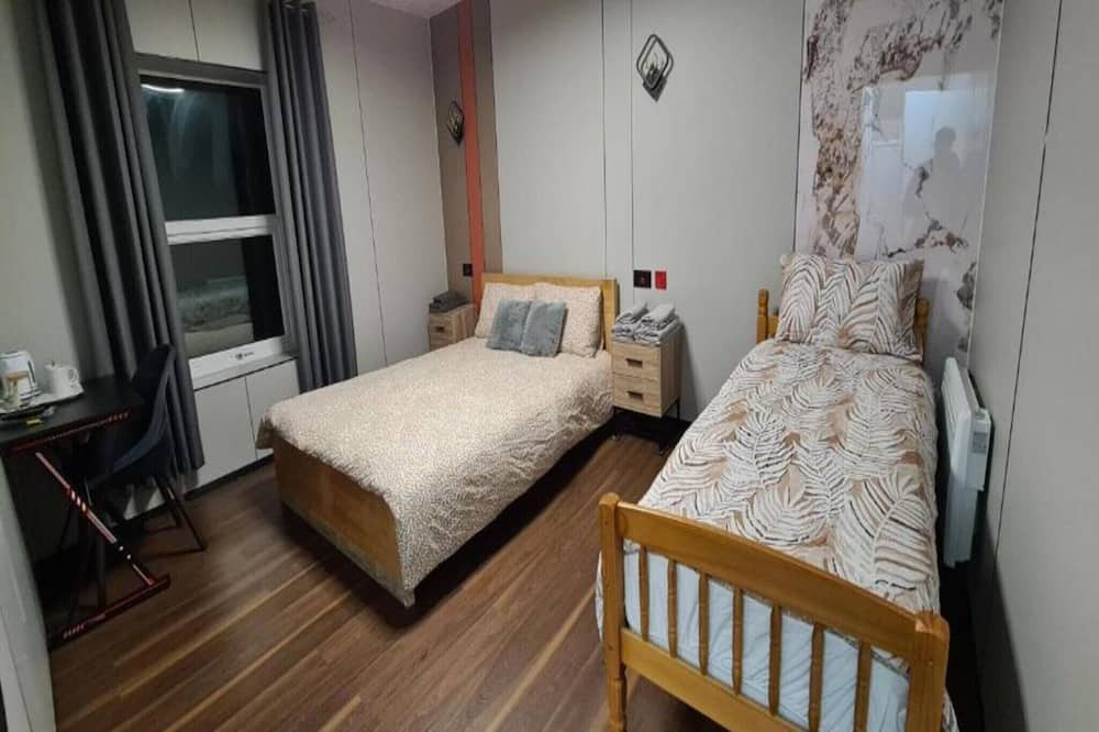 Pembroke Dock Apartment | OYO Welsh Accomodation Standard Family of 3 Room