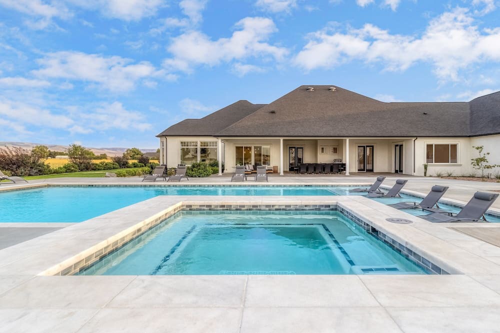 Walla Walla House | Luxury 6BR 5BA Walla Walla Estate | Heated Pool, Jacuzzi, Sauna & Theater