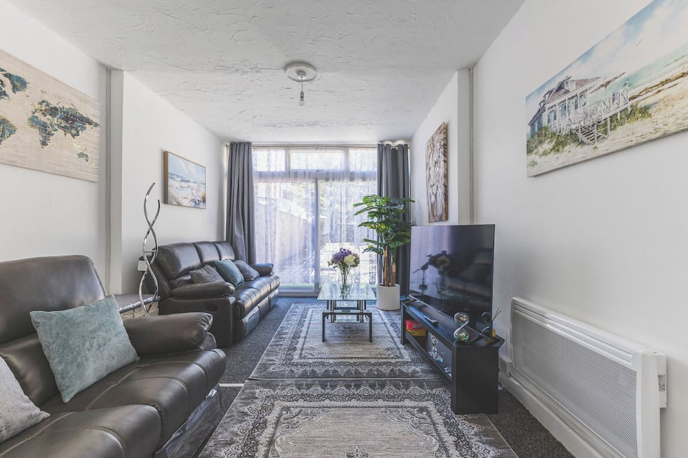 Cranford House | Spacious 5BD Home w/Garden & Parking, Hounslow