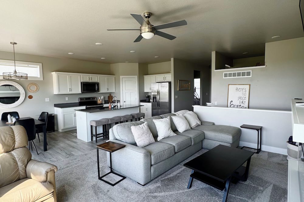 Ankeny House | Charming 4-bedroom house in Ankeny with AC