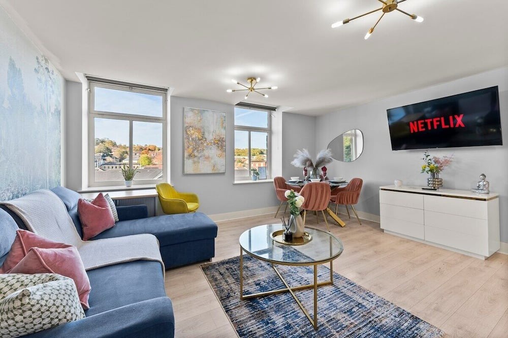 Healey Lane Apartment | 30% off! Sleek Apartment - 10 Minutes From Leeds