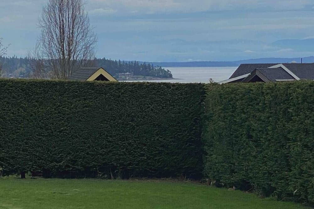 Chemainus Bed & Breakfast | Stylish West Coast King Suite B&B