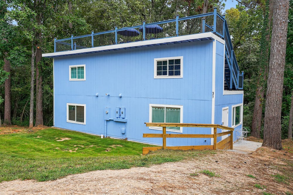 Pointblank House | NEW! Evergreen Estate with Rooftop Balcony & Games