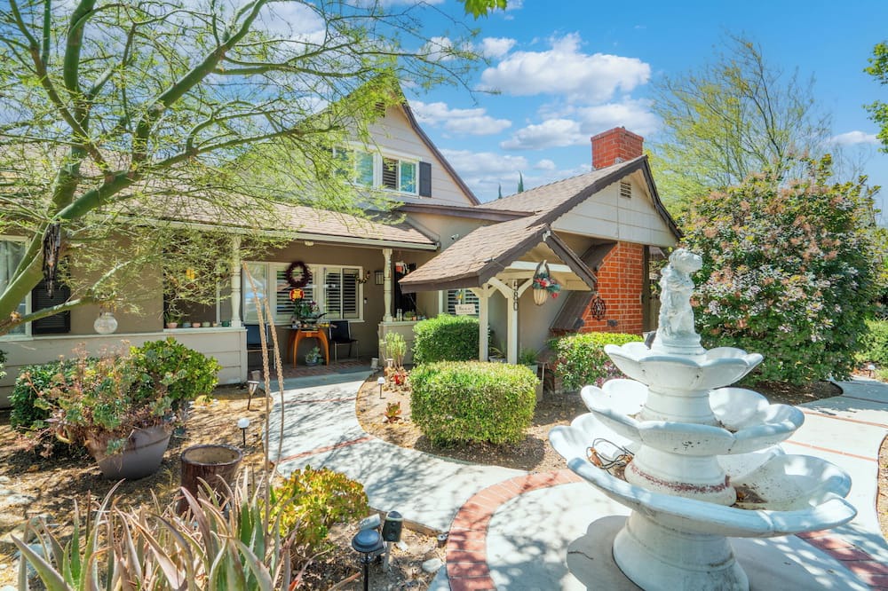 Claremont House | 2-bedroom guest house in Claremont