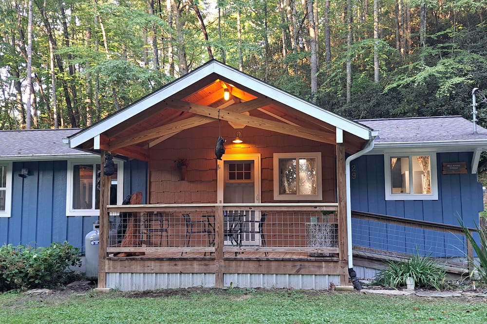 Penrose Cottage | Blue Smoke Cottage - Comfortable Cottage in the Mountains - Hot Tub - Fireplace