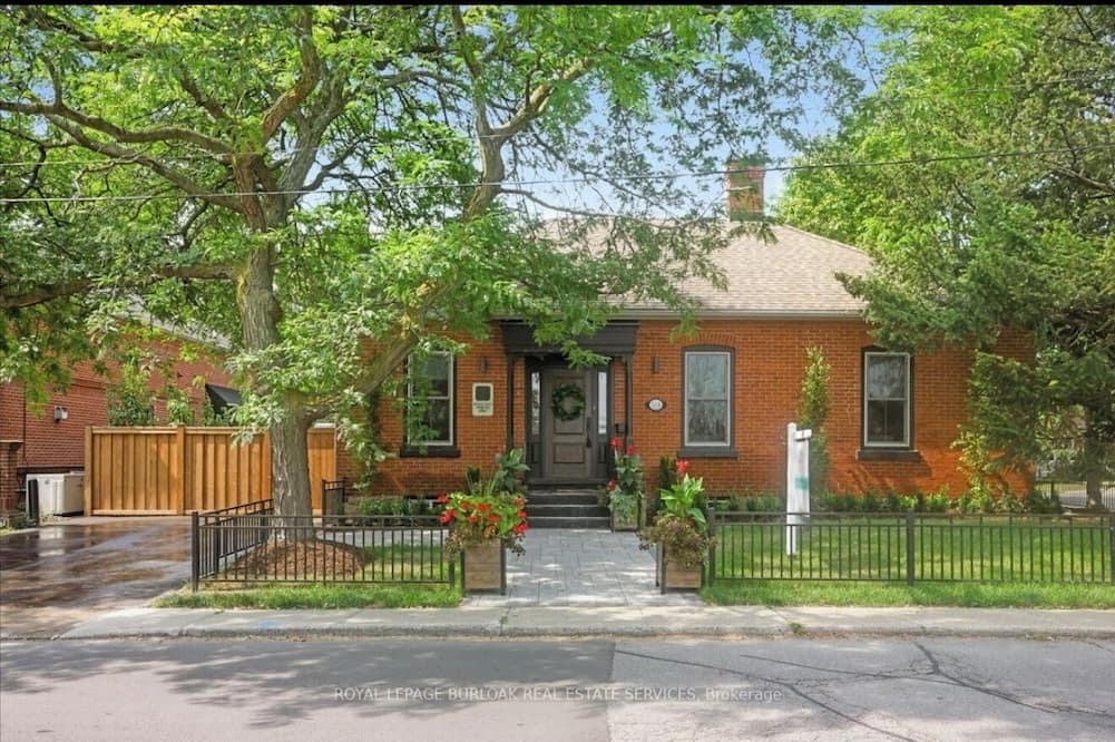 Burlington House | Elegant Downtown Burlington Retreat – Walk to Lake, Shops & Dining!