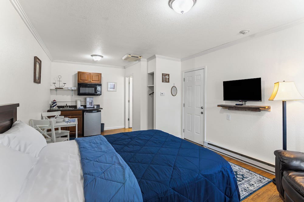 Paola Apartment | Studio Apartment Charming Kansas Hideaway Near Downtown w/Parking