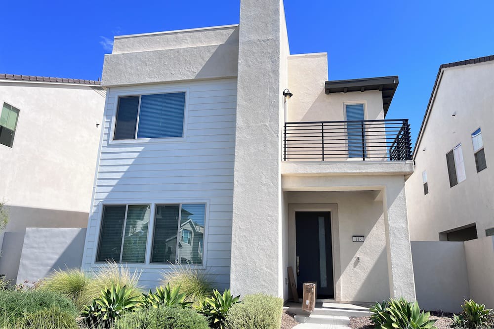 Irvine House | Mid-Century Modern 3BR in Great park Irvine