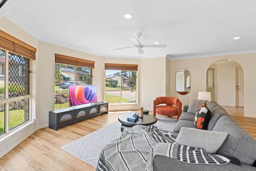 Capalaba Apartment | Spacious 4BR Family Home in Capalaba | Local Charm