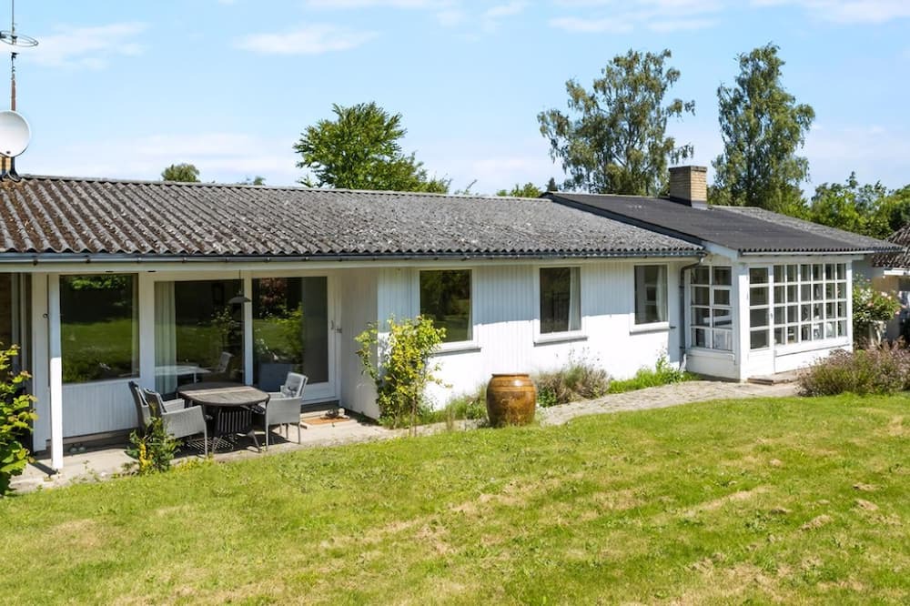 Buresø House | Spacious holiday home with large plot by Buresø