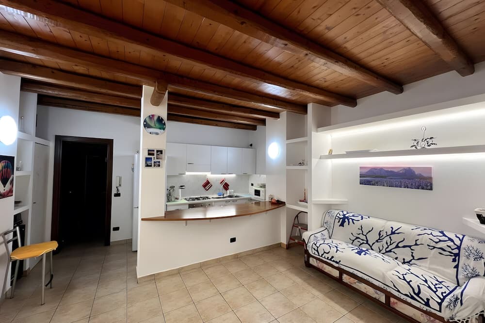 Monguzzo Apartment | Apartment 'La Casa Del Barba' with Wi-Fi