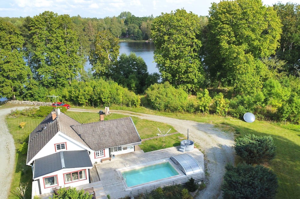 Vissefjaerda House | Villa Waldsee - Holiday home by the lake in Småland with pool, hot tub & sauna