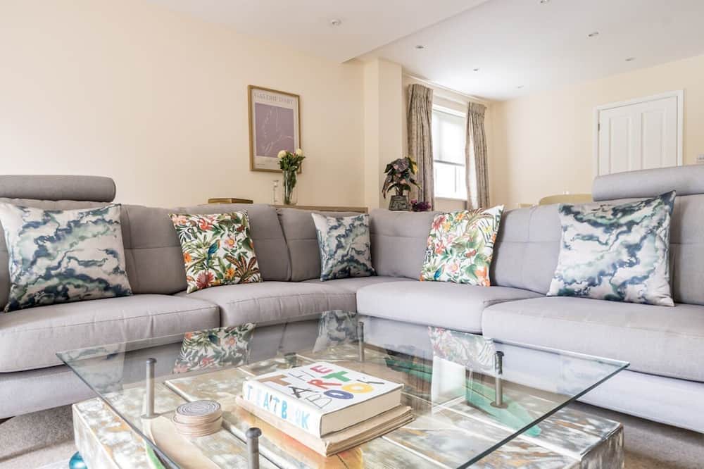 Runnymede House | Pass the Keys | Spacious family home in Surrey