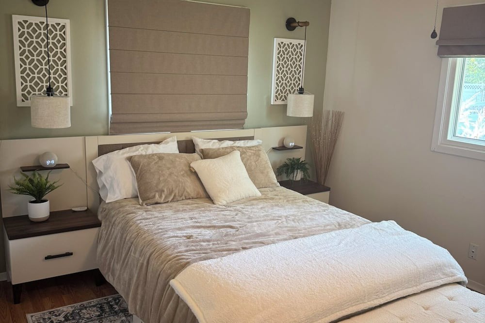 Lincoln House | Lincoln Getaway: 3BR/3BA Home + Arcade & Backyard