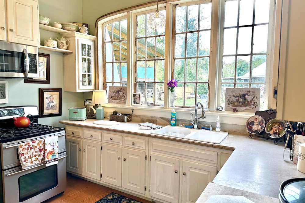 Tracy City House | Robert's Manor - A Historical Home from 1880s