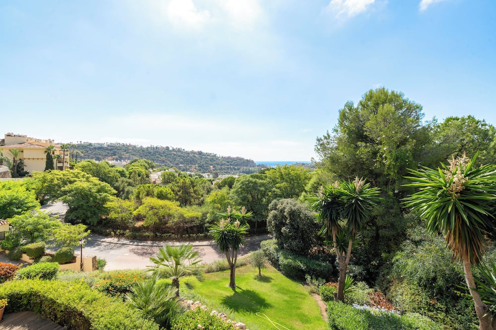 Benahavis Apartment | Los Pinos 104 - Beautiful 3 BR with pools near Marbella