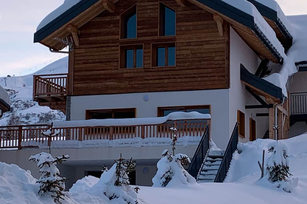 La Toussuire Ski Chalet | Chalet 'Germain Ski Lodge' with Balcony and Wi-Fi